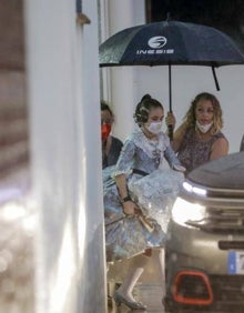 Imagen secundaria 2 - Candidatas infantiles regresan con sus familiares, tras la suspensión de la sesión de fotos por la lluvia. 