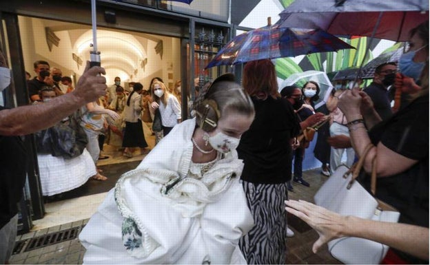 Imagen principal - Candidatas infantiles regresan con sus familiares, tras la suspensión de la sesión de fotos por la lluvia. 