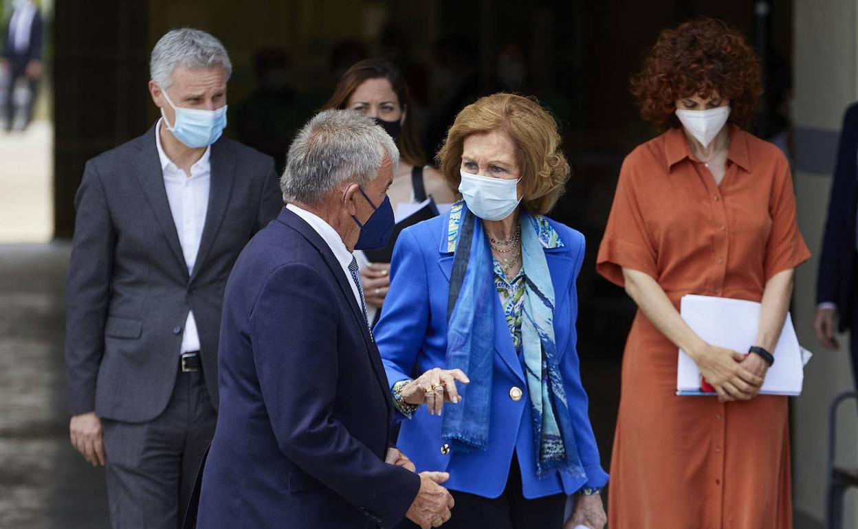 La reina Doña Sofía en su viaje al Banco de Allimentos de la Pobla de Vallbona el pasado mayo. 