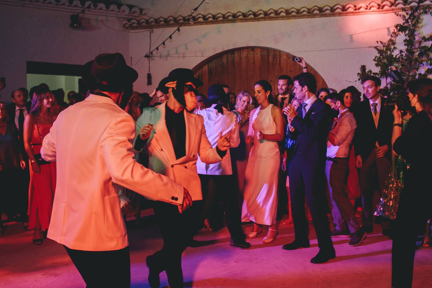 La pareja, con sus amigos en el baile posterior a la cena. Macarena se puso un segundo vestido. 