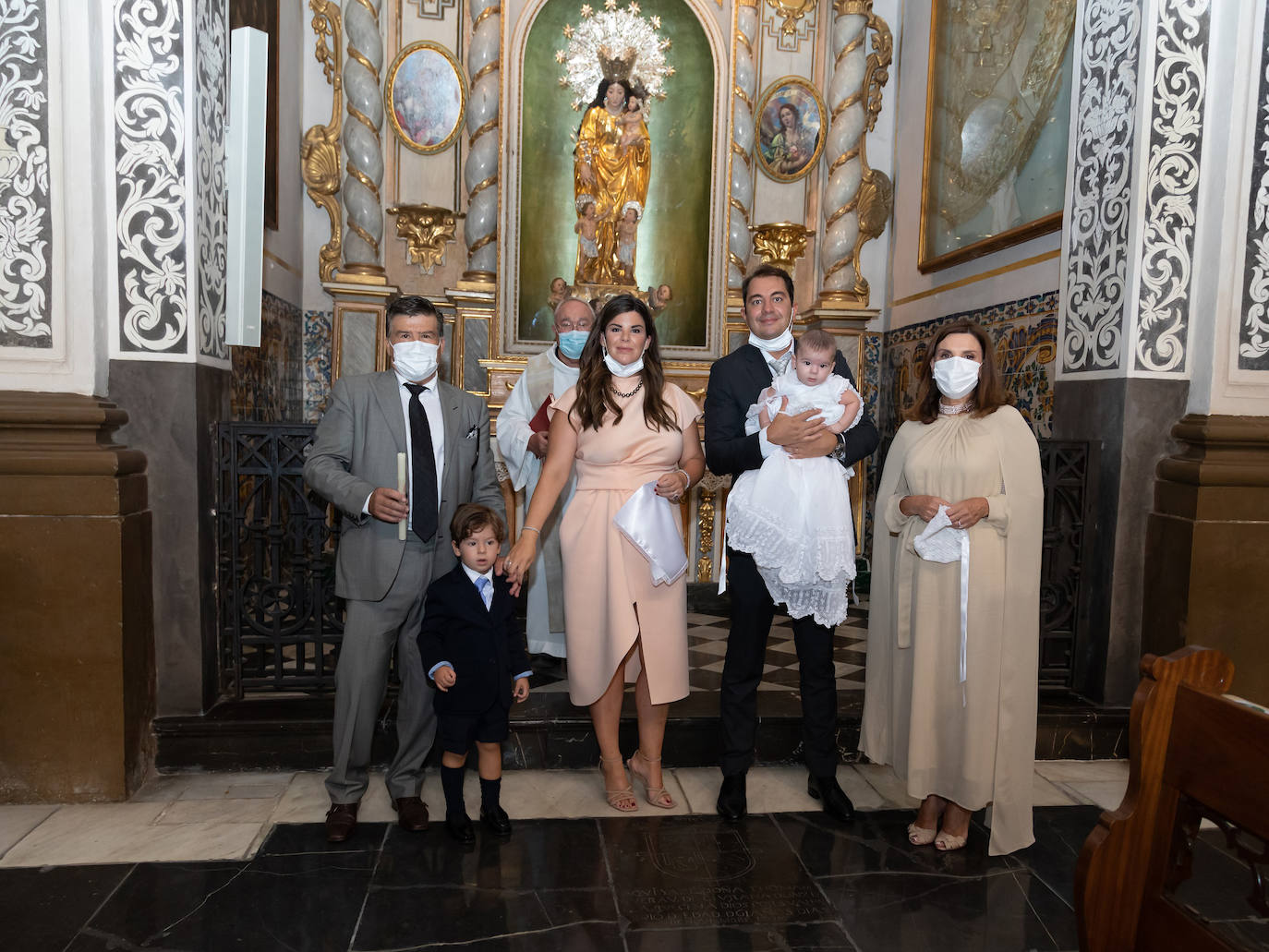 Los padres, Sarah Sanchis y Farah Ziedan, con los padrinos ofrecieron al niño a la Virgen de los Desamparados. 