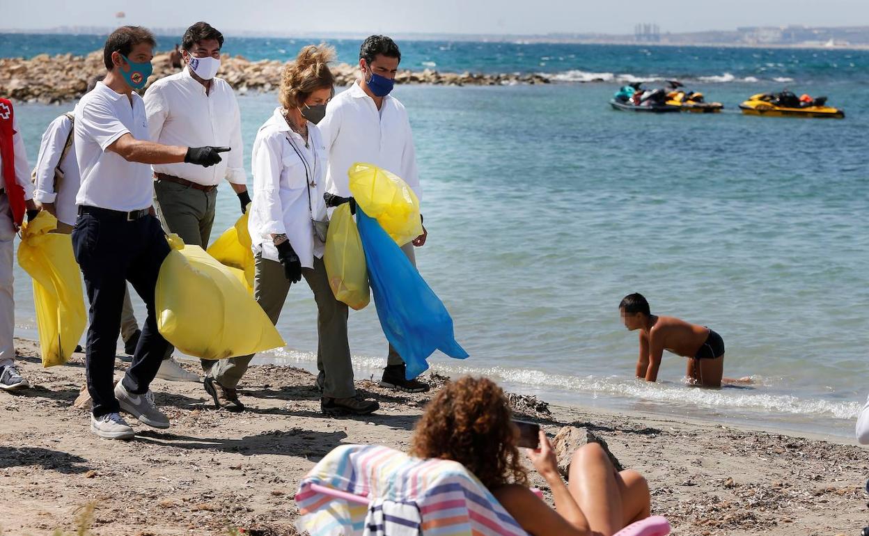 Doña Sofía ha participado este sábado en la recogida de residuos en la playa de la Almadraba de Alicante. 