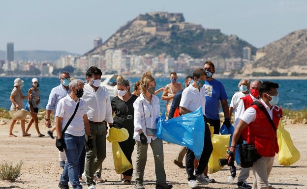 Imagen principal - Doña Sofía ha participado este sábado en la recogida de residuos en la playa de la Almadraba de Alicante. 