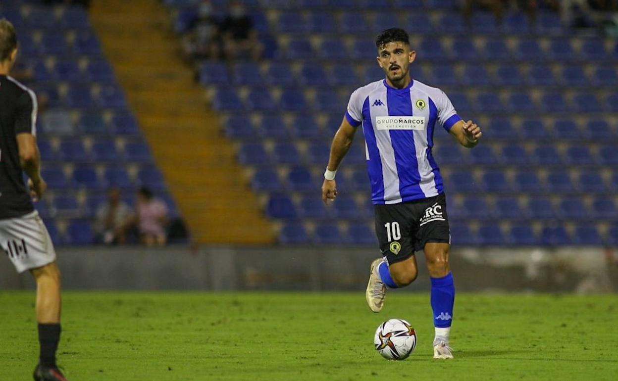 El italiano Toscano, en un lance del partido disputado esta noche en el estadio Rico Pérez. 