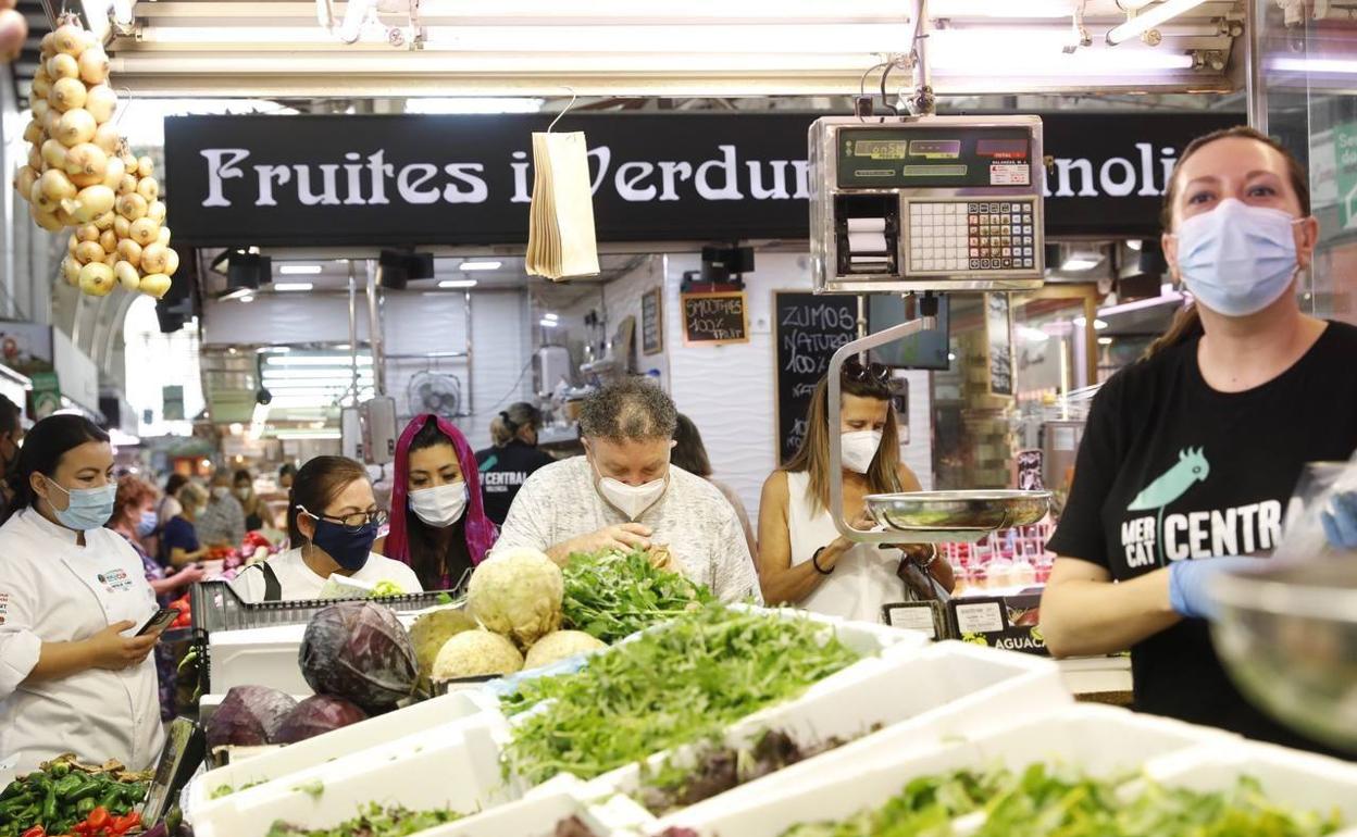 World Paella Day | Los cocineros del World Paella Day compran en el Mercado Central de Valencia