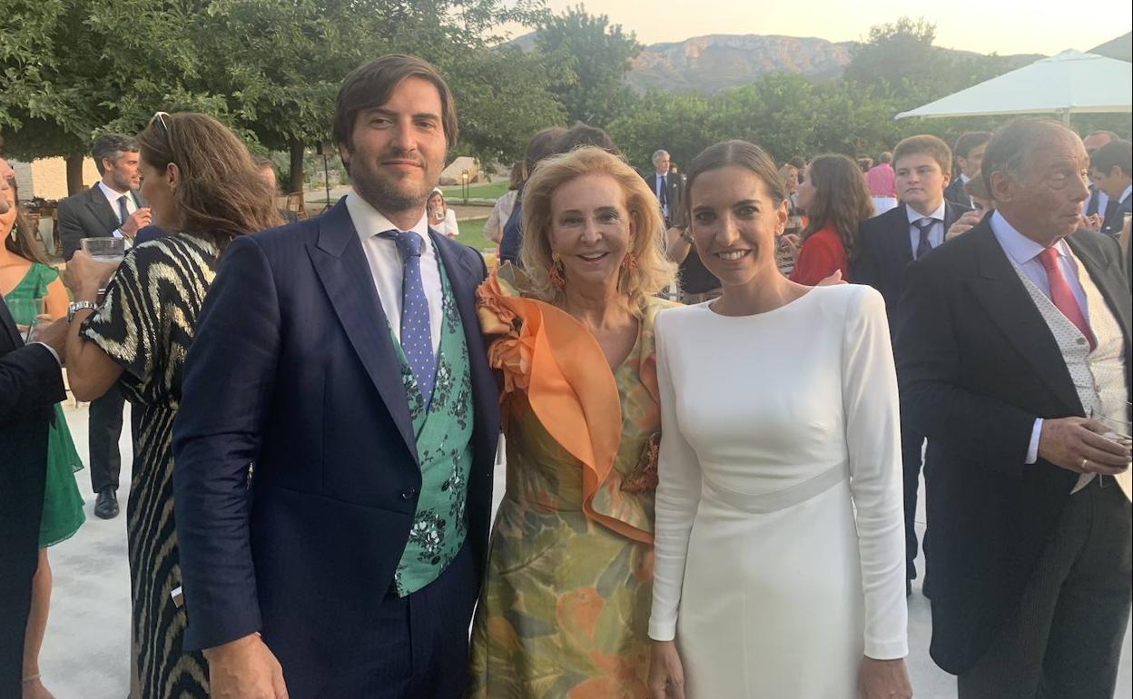 Mayrén Beneyto con los novios, Juan Harguindey Antolí-Candela y Nieves Coilo.