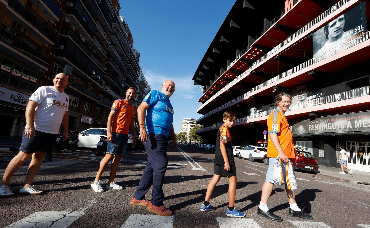 Carlos Cogollos, Jorge, Javier y Jordi Tort junto a Carlos Gómez en los aledaños de Mestalla 