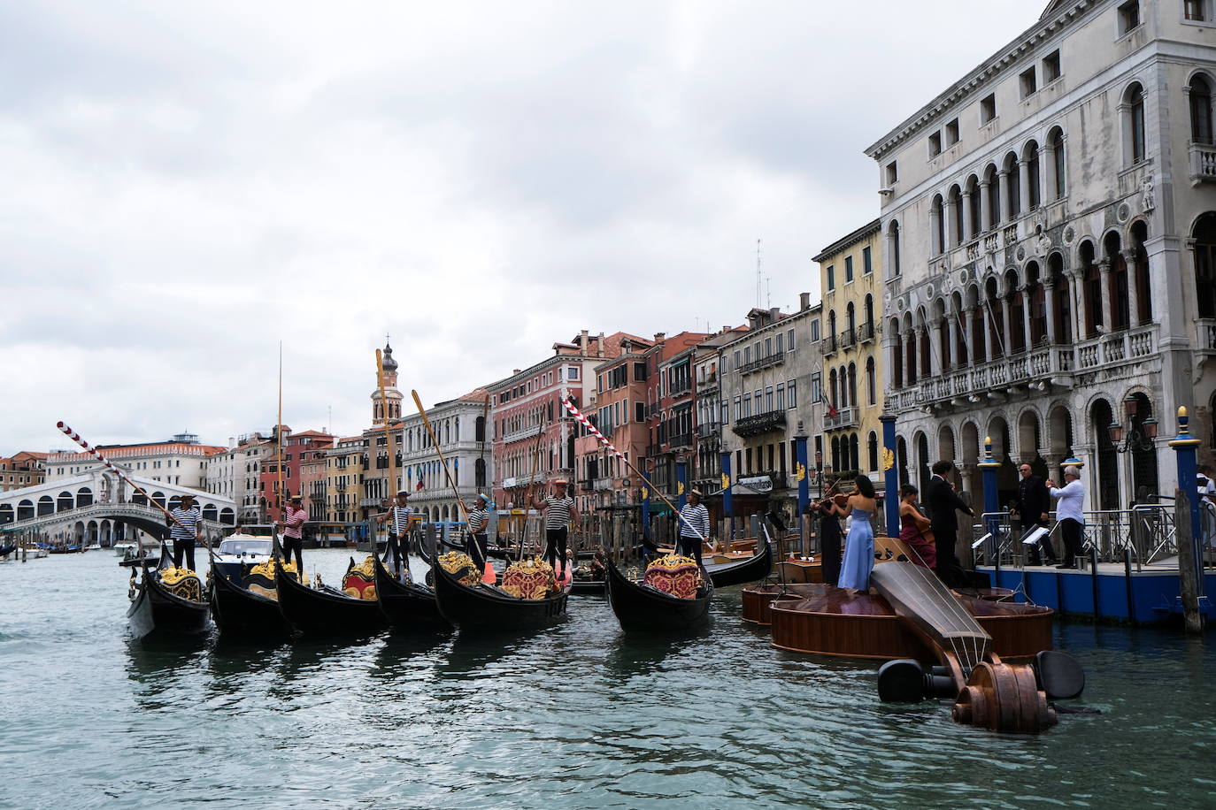 Fotos: Un violín en aguas de Venecia