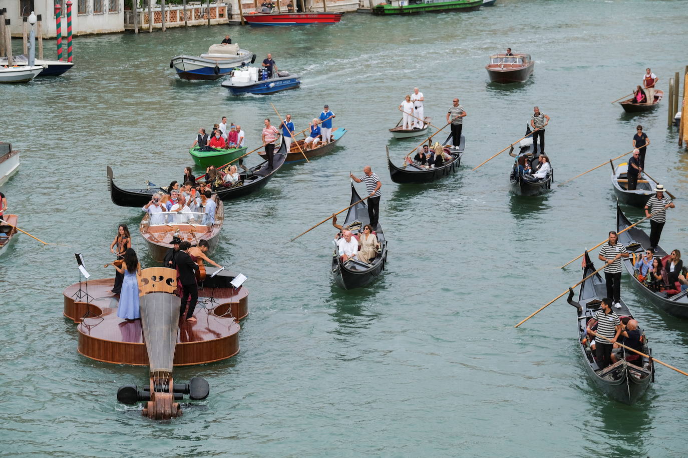 Fotos: Un violín en aguas de Venecia
