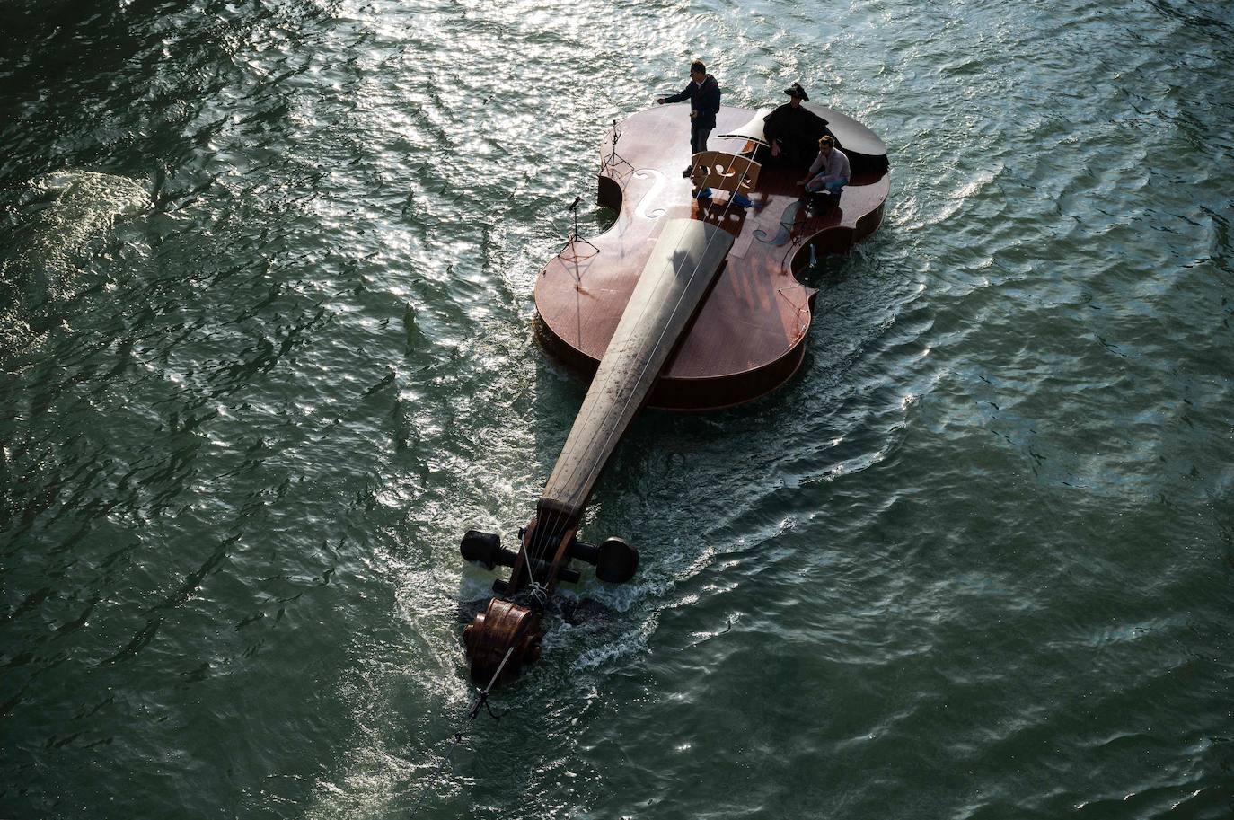 Fotos: Un violín en aguas de Venecia