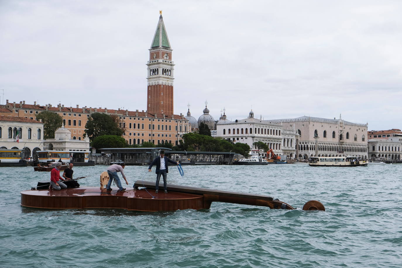 Fotos: Un violín en aguas de Venecia