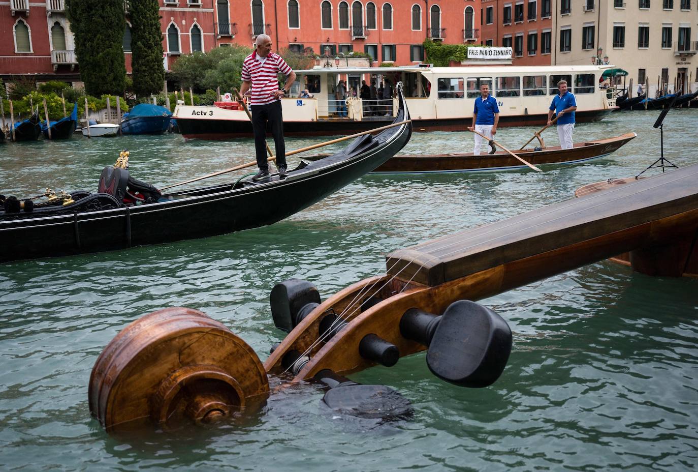 Fotos: Un violín en aguas de Venecia