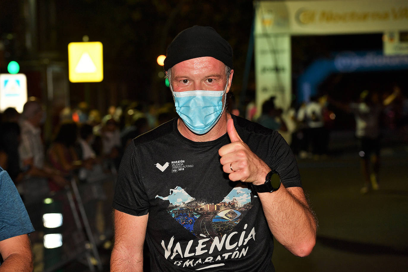 La carrera 15K Nocturna València Banco Mediolanum recorrió este sábado por la noche las calles de la ciudad. La prueba ha contado con cerca de 6.000 participantes y medidas de seguridad sanitarias, se ha celebrado finalmente tras dos años de parón por la pandemia. El keniata Emmanuel Moi Maru ha logrado la mejor marca de la carrera siendo el primer clasificado en categoría masculina con un tiempo de 42:14, mejor marca mundial del año.