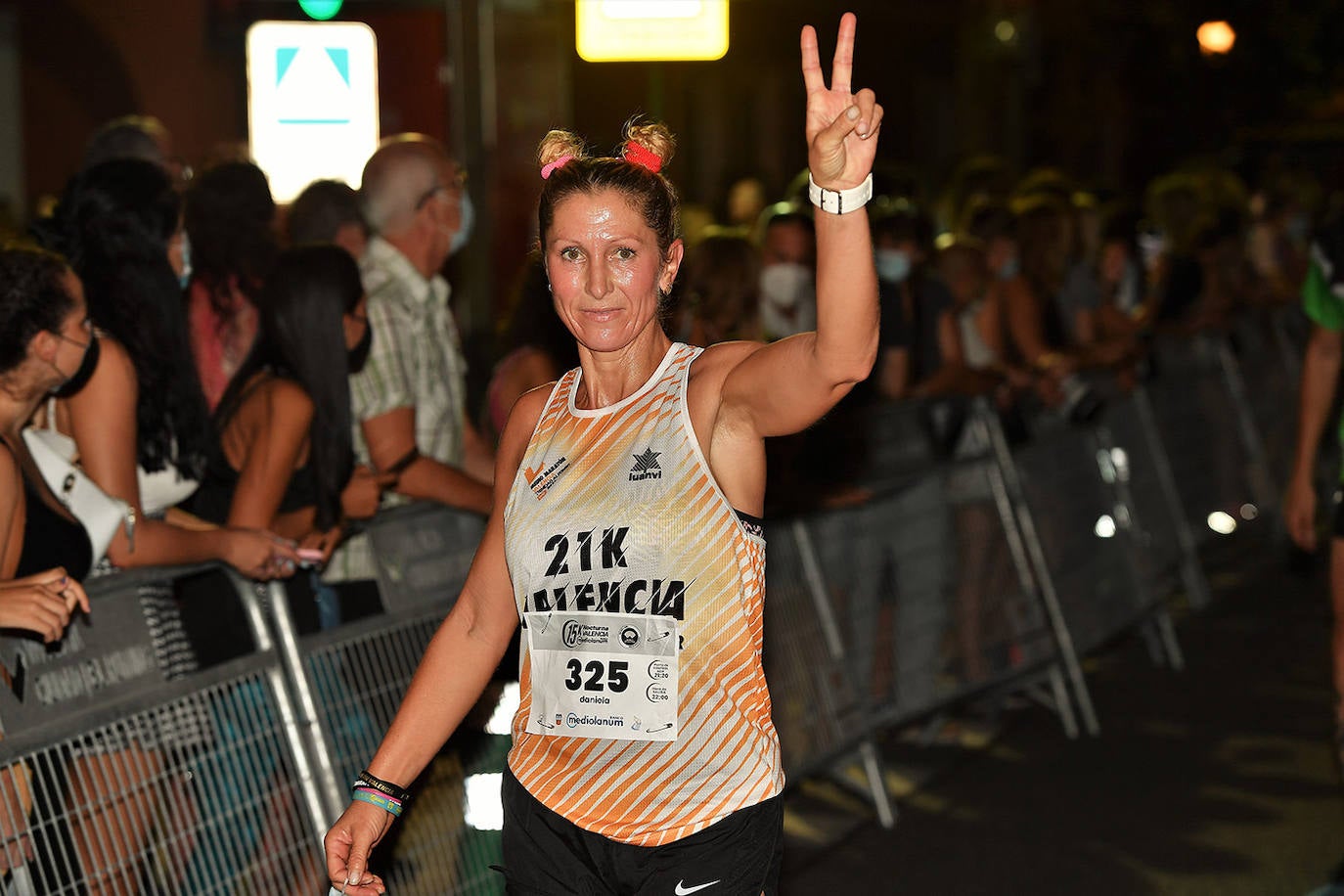 La carrera 15K Nocturna València Banco Mediolanum recorrió este sábado por la noche las calles de la ciudad. La prueba ha contado con cerca de 6.000 participantes y medidas de seguridad sanitarias, se ha celebrado finalmente tras dos años de parón por la pandemia. El keniata Emmanuel Moi Maru ha logrado la mejor marca de la carrera siendo el primer clasificado en categoría masculina con un tiempo de 42:14, mejor marca mundial del año.