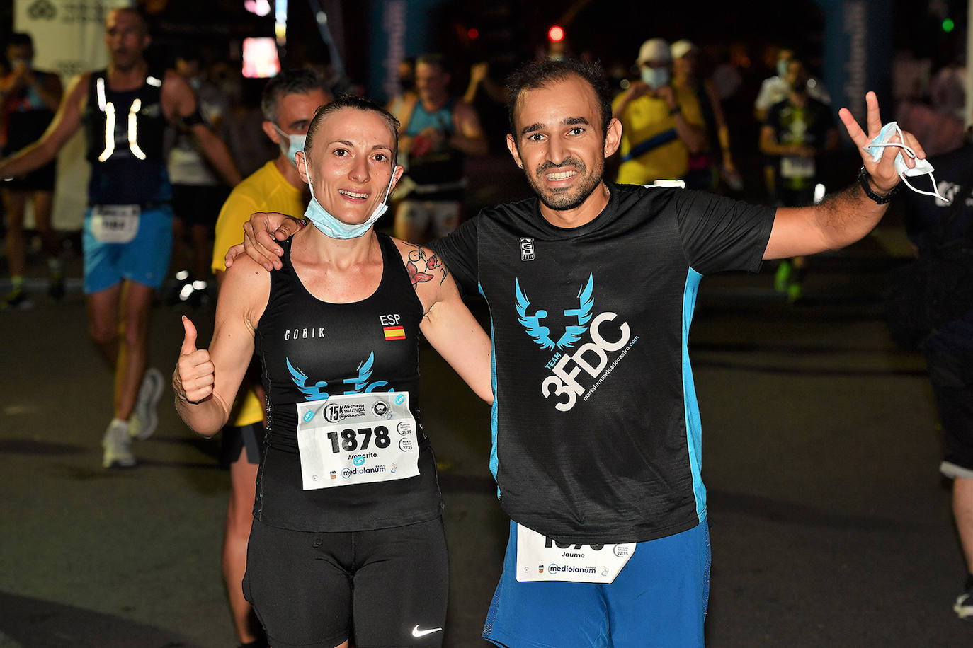 La carrera 15K Nocturna València Banco Mediolanum recorrió este sábado por la noche las calles de la ciudad. La prueba ha contado con cerca de 6.000 participantes y medidas de seguridad sanitarias, se ha celebrado finalmente tras dos años de parón por la pandemia. El keniata Emmanuel Moi Maru ha logrado la mejor marca de la carrera siendo el primer clasificado en categoría masculina con un tiempo de 42:14, mejor marca mundial del año.