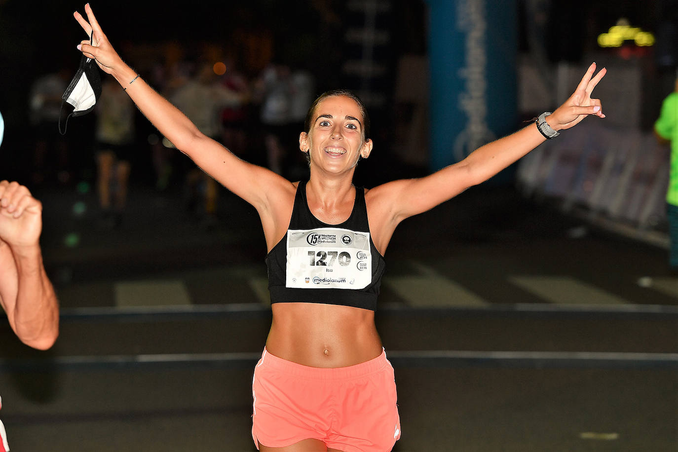 La carrera 15K Nocturna València Banco Mediolanum recorrió este sábado por la noche las calles de la ciudad. La prueba ha contado con cerca de 6.000 participantes y medidas de seguridad sanitarias, se ha celebrado finalmente tras dos años de parón por la pandemia. El keniata Emmanuel Moi Maru ha logrado la mejor marca de la carrera siendo el primer clasificado en categoría masculina con un tiempo de 42:14, mejor marca mundial del año.