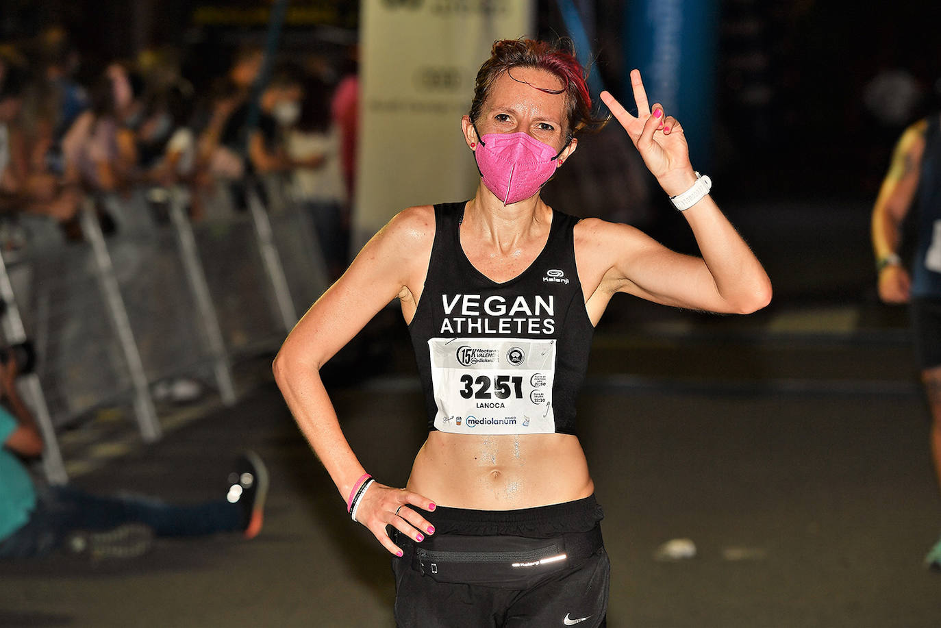 La carrera 15K Nocturna València Banco Mediolanum recorrió este sábado por la noche las calles de la ciudad. La prueba ha contado con cerca de 6.000 participantes y medidas de seguridad sanitarias, se ha celebrado finalmente tras dos años de parón por la pandemia. El keniata Emmanuel Moi Maru ha logrado la mejor marca de la carrera siendo el primer clasificado en categoría masculina con un tiempo de 42:14, mejor marca mundial del año.