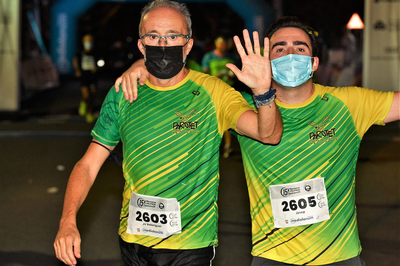 La carrera 15K Nocturna València Banco Mediolanum recorrió este sábado por la noche las calles de la ciudad. La prueba ha contado con cerca de 6.000 participantes y medidas de seguridad sanitarias, se ha celebrado finalmente tras dos años de parón por la pandemia. El keniata Emmanuel Moi Maru ha logrado la mejor marca de la carrera siendo el primer clasificado en categoría masculina con un tiempo de 42:14, mejor marca mundial del año.