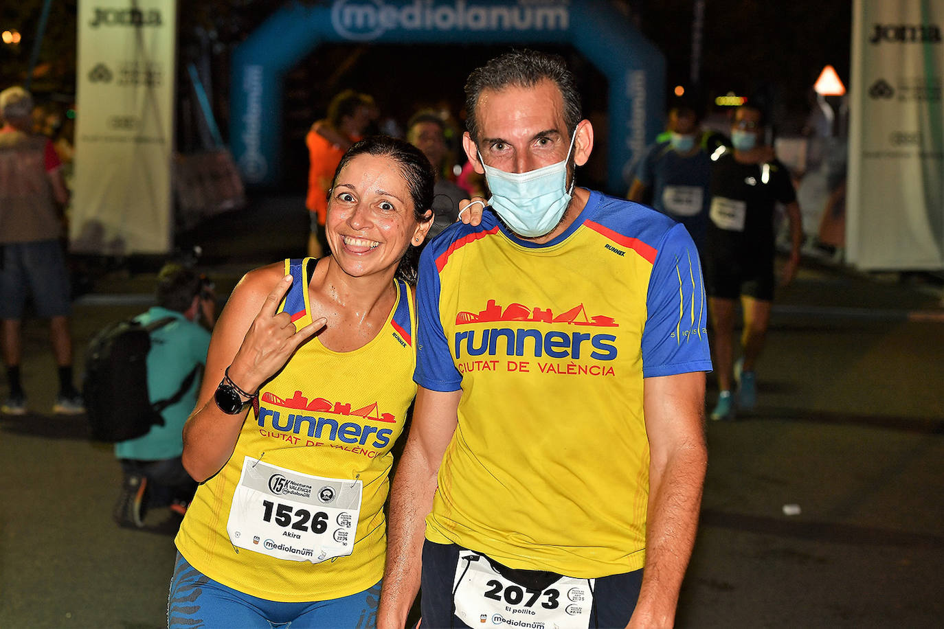 La carrera 15K Nocturna València Banco Mediolanum recorrió este sábado por la noche las calles de la ciudad. La prueba ha contado con cerca de 6.000 participantes y medidas de seguridad sanitarias, se ha celebrado finalmente tras dos años de parón por la pandemia. El keniata Emmanuel Moi Maru ha logrado la mejor marca de la carrera siendo el primer clasificado en categoría masculina con un tiempo de 42:14, mejor marca mundial del año.