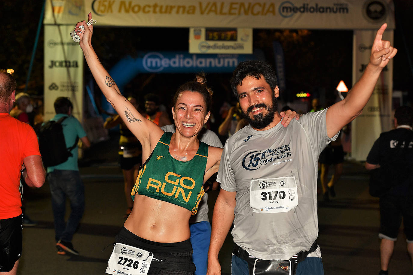 La carrera 15K Nocturna València Banco Mediolanum recorrió este sábado por la noche las calles de la ciudad. La prueba ha contado con cerca de 6.000 participantes y medidas de seguridad sanitarias, se ha celebrado finalmente tras dos años de parón por la pandemia. El keniata Emmanuel Moi Maru ha logrado la mejor marca de la carrera siendo el primer clasificado en categoría masculina con un tiempo de 42:14, mejor marca mundial del año.