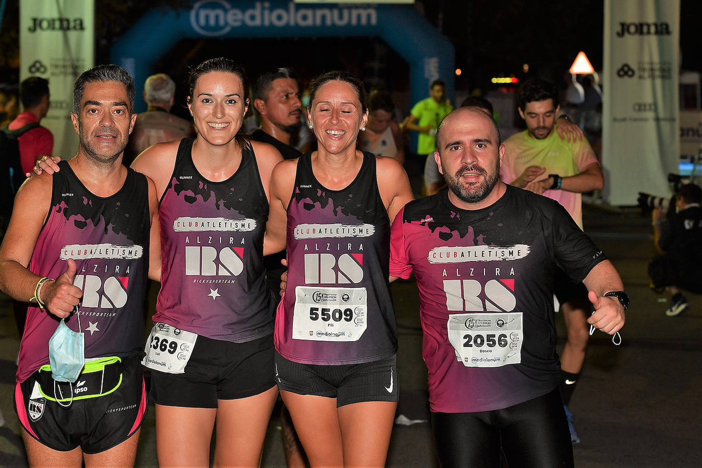 La carrera 15K Nocturna València Banco Mediolanum recorrió este sábado por la noche las calles de la ciudad. La prueba ha contado con cerca de 6.000 participantes y medidas de seguridad sanitarias, se ha celebrado finalmente tras dos años de parón por la pandemia. El keniata Emmanuel Moi Maru ha logrado la mejor marca de la carrera siendo el primer clasificado en categoría masculina con un tiempo de 42:14, mejor marca mundial del año.