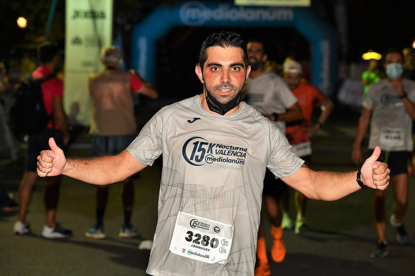 La carrera 15K Nocturna València Banco Mediolanum recorrió este sábado por la noche las calles de la ciudad. La prueba ha contado con cerca de 6.000 participantes y medidas de seguridad sanitarias, se ha celebrado finalmente tras dos años de parón por la pandemia. El keniata Emmanuel Moi Maru ha logrado la mejor marca de la carrera siendo el primer clasificado en categoría masculina con un tiempo de 42:14, mejor marca mundial del año.