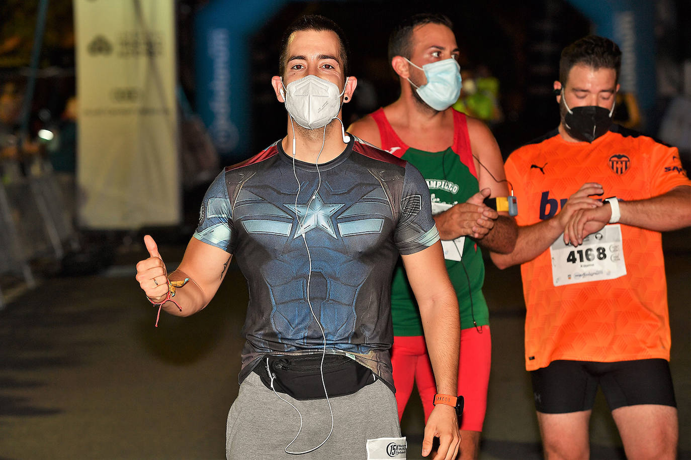 La carrera 15K Nocturna València Banco Mediolanum recorrió este sábado por la noche las calles de la ciudad. La prueba ha contado con cerca de 6.000 participantes y medidas de seguridad sanitarias, se ha celebrado finalmente tras dos años de parón por la pandemia. El keniata Emmanuel Moi Maru ha logrado la mejor marca de la carrera siendo el primer clasificado en categoría masculina con un tiempo de 42:14, mejor marca mundial del año.