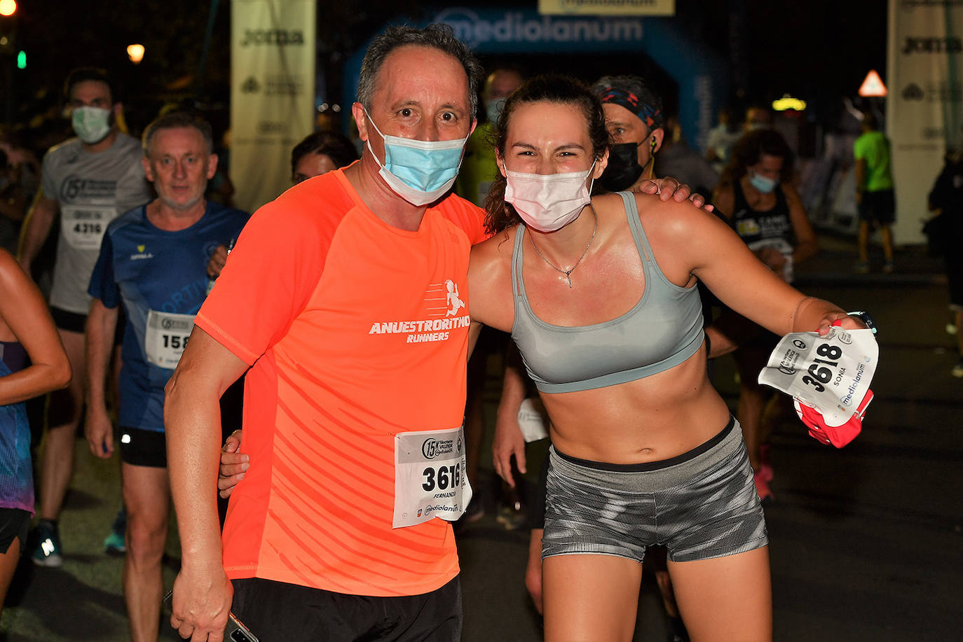 La carrera 15K Nocturna València Banco Mediolanum recorrió este sábado por la noche las calles de la ciudad. La prueba ha contado con cerca de 6.000 participantes y medidas de seguridad sanitarias, se ha celebrado finalmente tras dos años de parón por la pandemia. El keniata Emmanuel Moi Maru ha logrado la mejor marca de la carrera siendo el primer clasificado en categoría masculina con un tiempo de 42:14, mejor marca mundial del año.