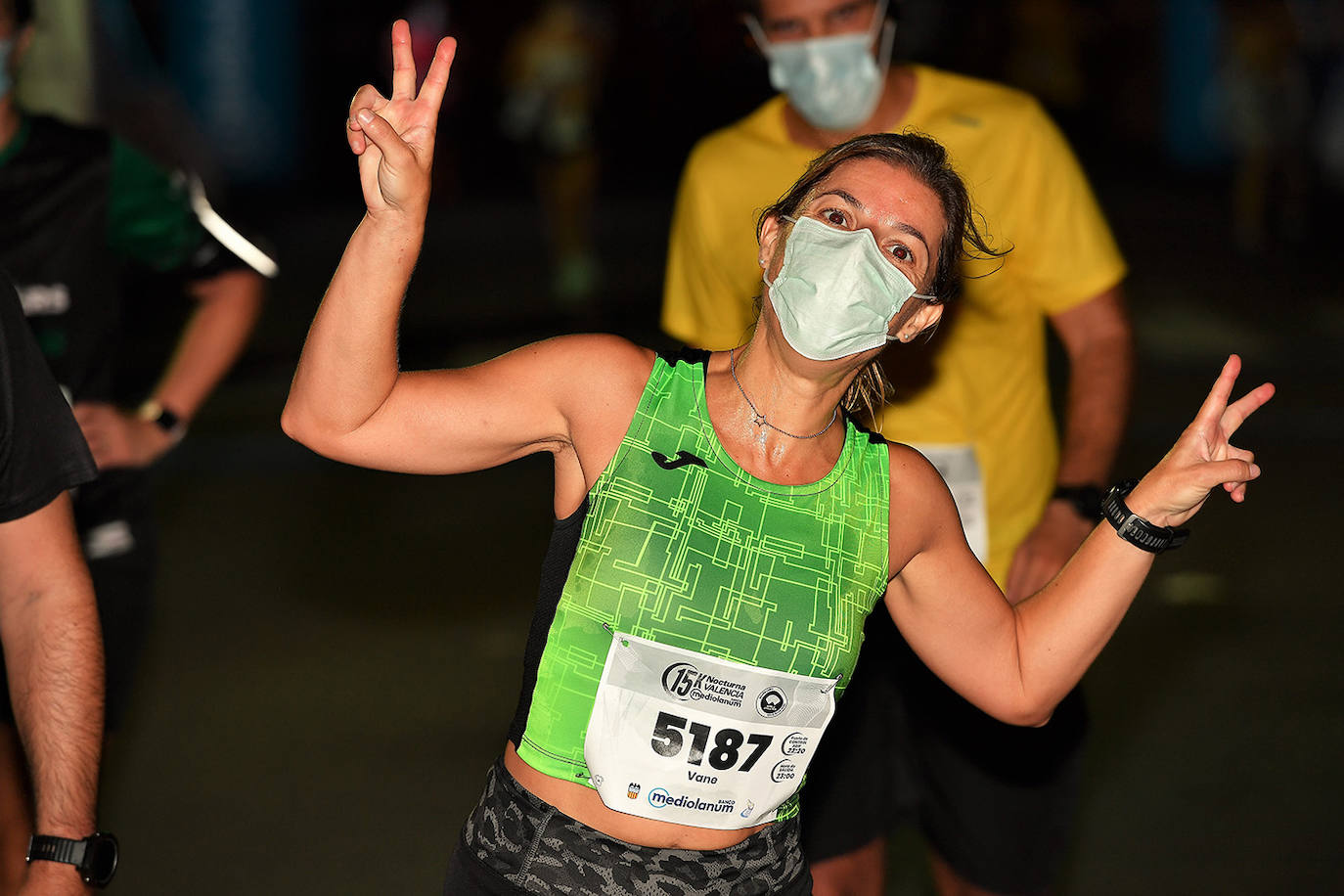 La carrera 15K Nocturna València Banco Mediolanum recorrió este sábado por la noche las calles de la ciudad. La prueba ha contado con cerca de 6.000 participantes y medidas de seguridad sanitarias, se ha celebrado finalmente tras dos años de parón por la pandemia. El keniata Emmanuel Moi Maru ha logrado la mejor marca de la carrera siendo el primer clasificado en categoría masculina con un tiempo de 42:14, mejor marca mundial del año.