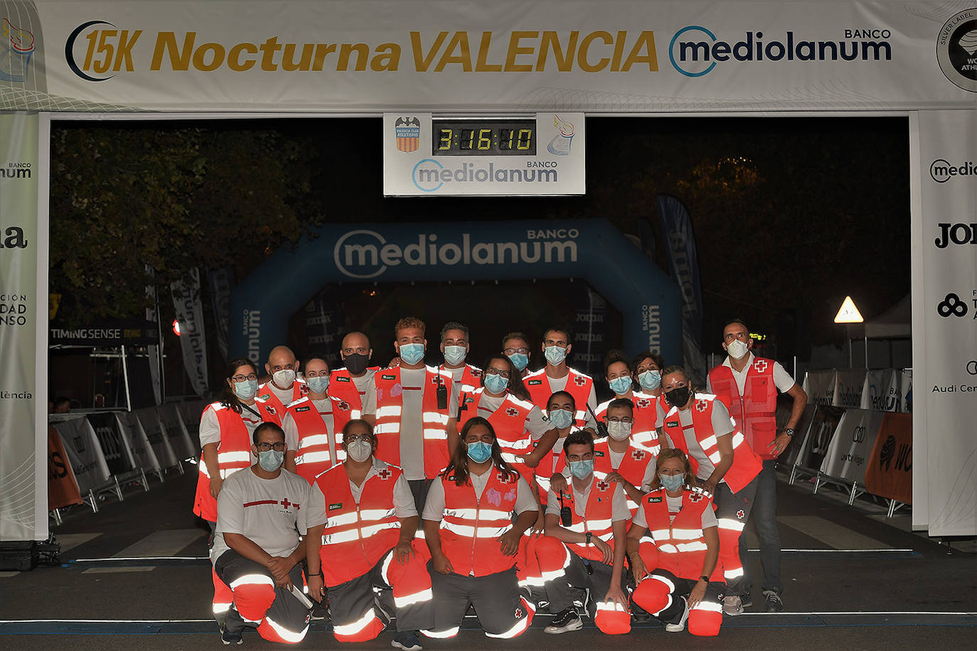 La carrera 15K Nocturna València Banco Mediolanum recorrió este sábado por la noche las calles de la ciudad. La prueba ha contado con cerca de 6.000 participantes y medidas de seguridad sanitarias, se ha celebrado finalmente tras dos años de parón por la pandemia. El keniata Emmanuel Moi Maru ha logrado la mejor marca de la carrera siendo el primer clasificado en categoría masculina con un tiempo de 42:14, mejor marca mundial del año.