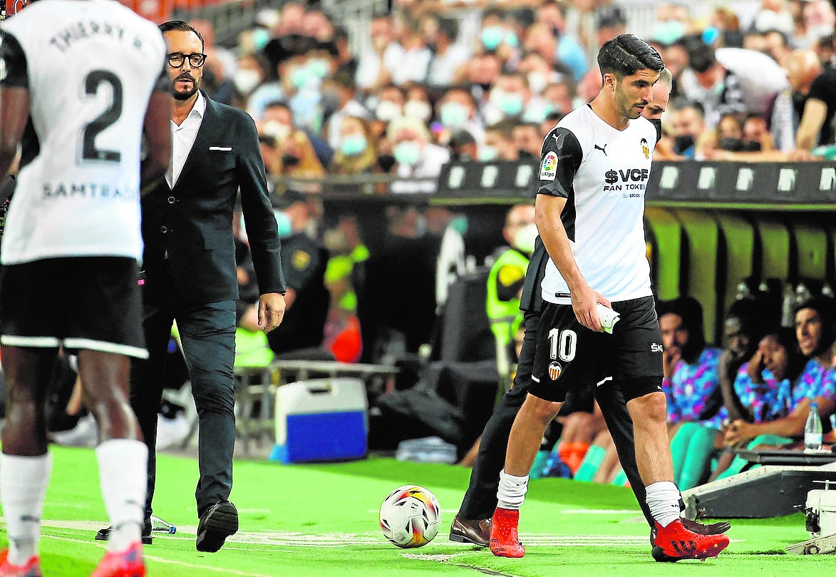 Carlos Soler se tuvo que retirar lesionado. 