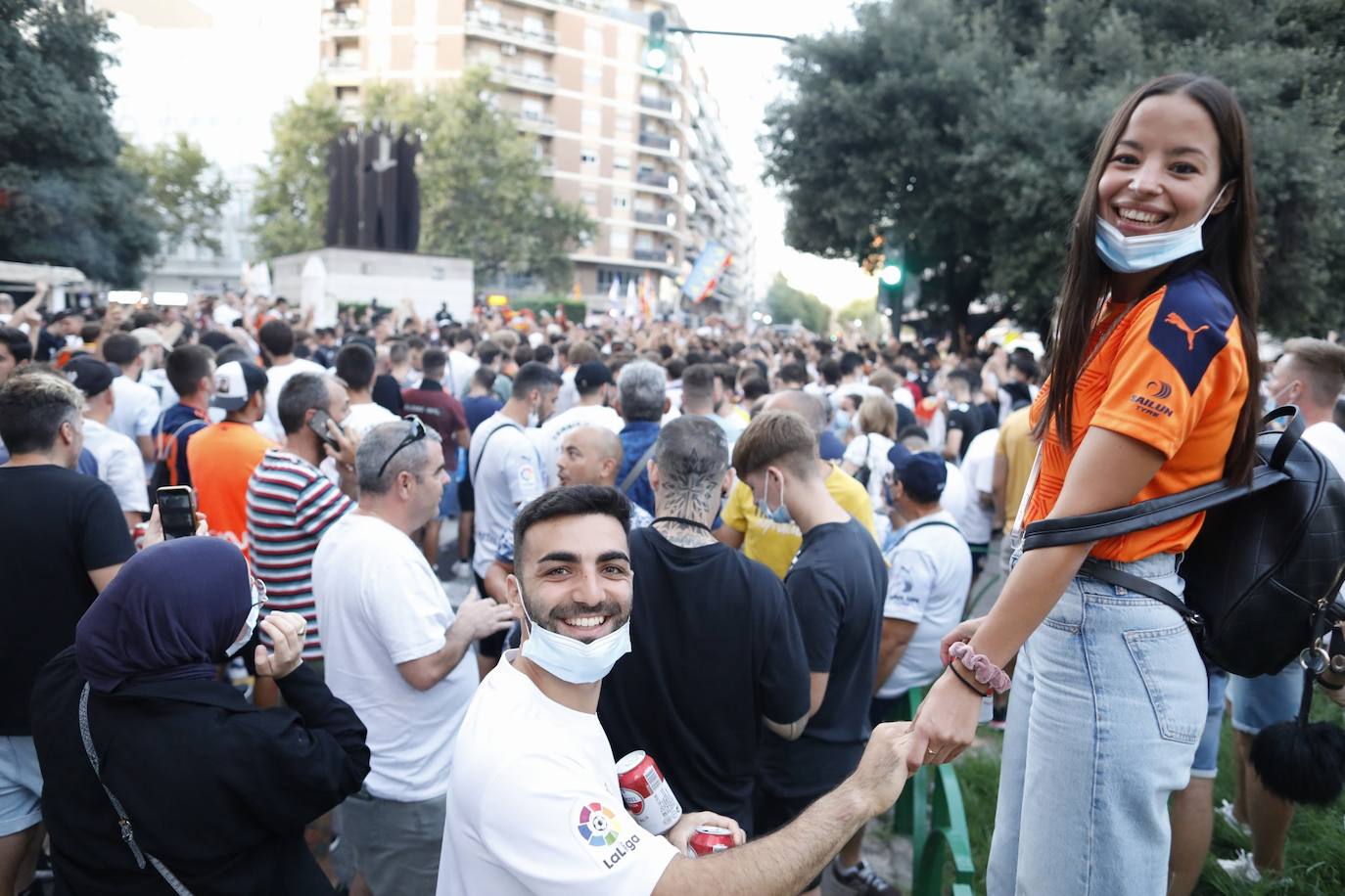 Fotos: Valencia CF - Real Madrid: Ambiente en Mestalla