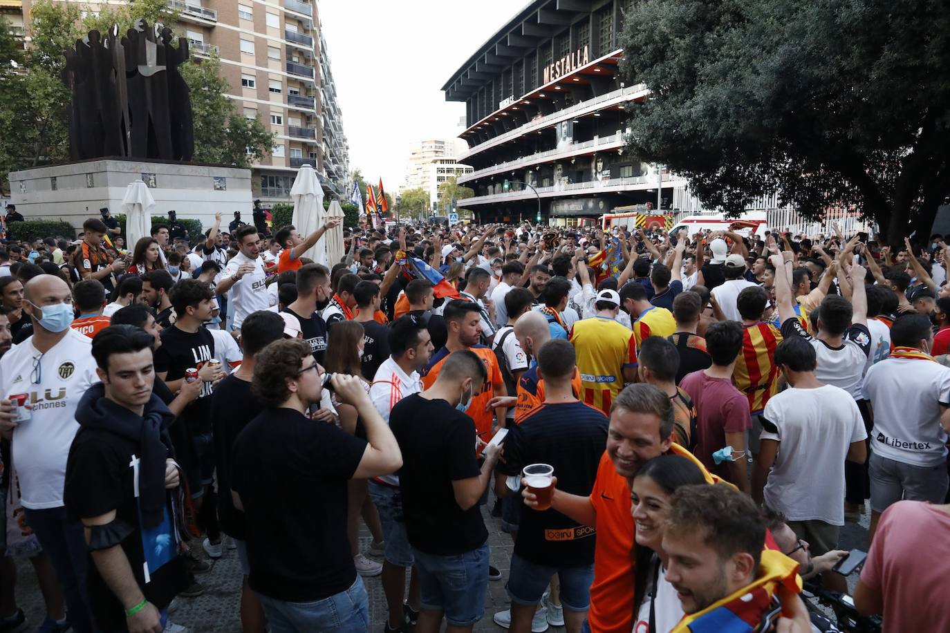 Fotos: Valencia CF - Real Madrid: Ambiente en Mestalla