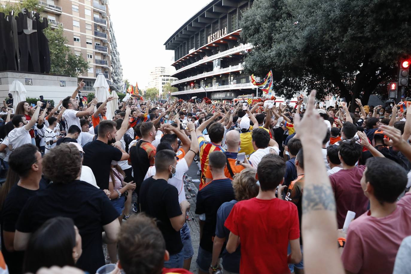 Fotos: Valencia CF - Real Madrid: Ambiente en Mestalla