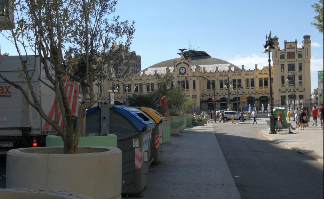 Contenedores en la calle Marqués de Sotelo, con la estación al fondo. 
