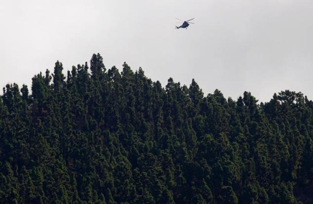 Un helicóptero de emergencia del Gobierno de Canarias sobrevuela El Paso, en la isla canaria de La Palma.