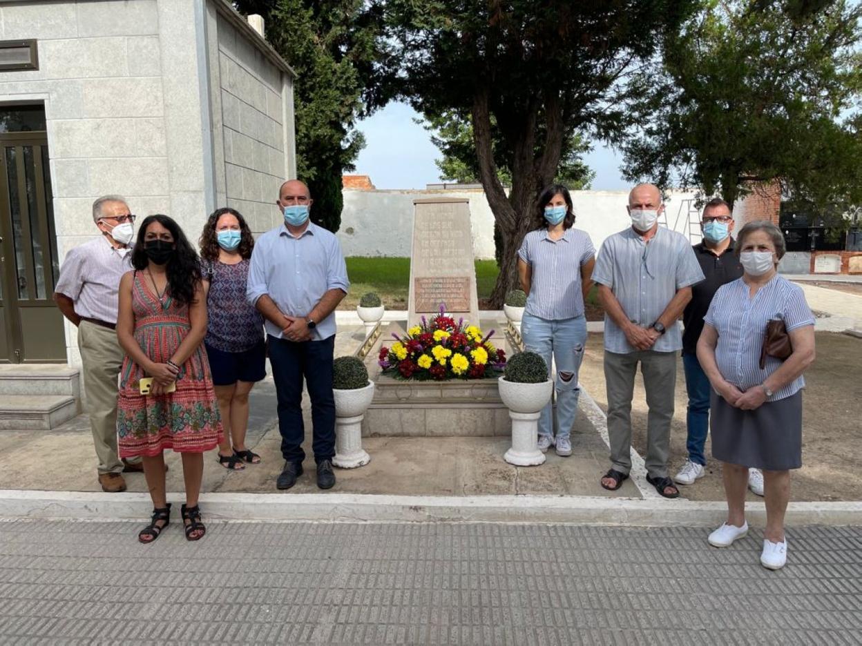 El alcalde, Paco Gómez, y la concejala Araceli Munera, con los asistentes al acto. LP
