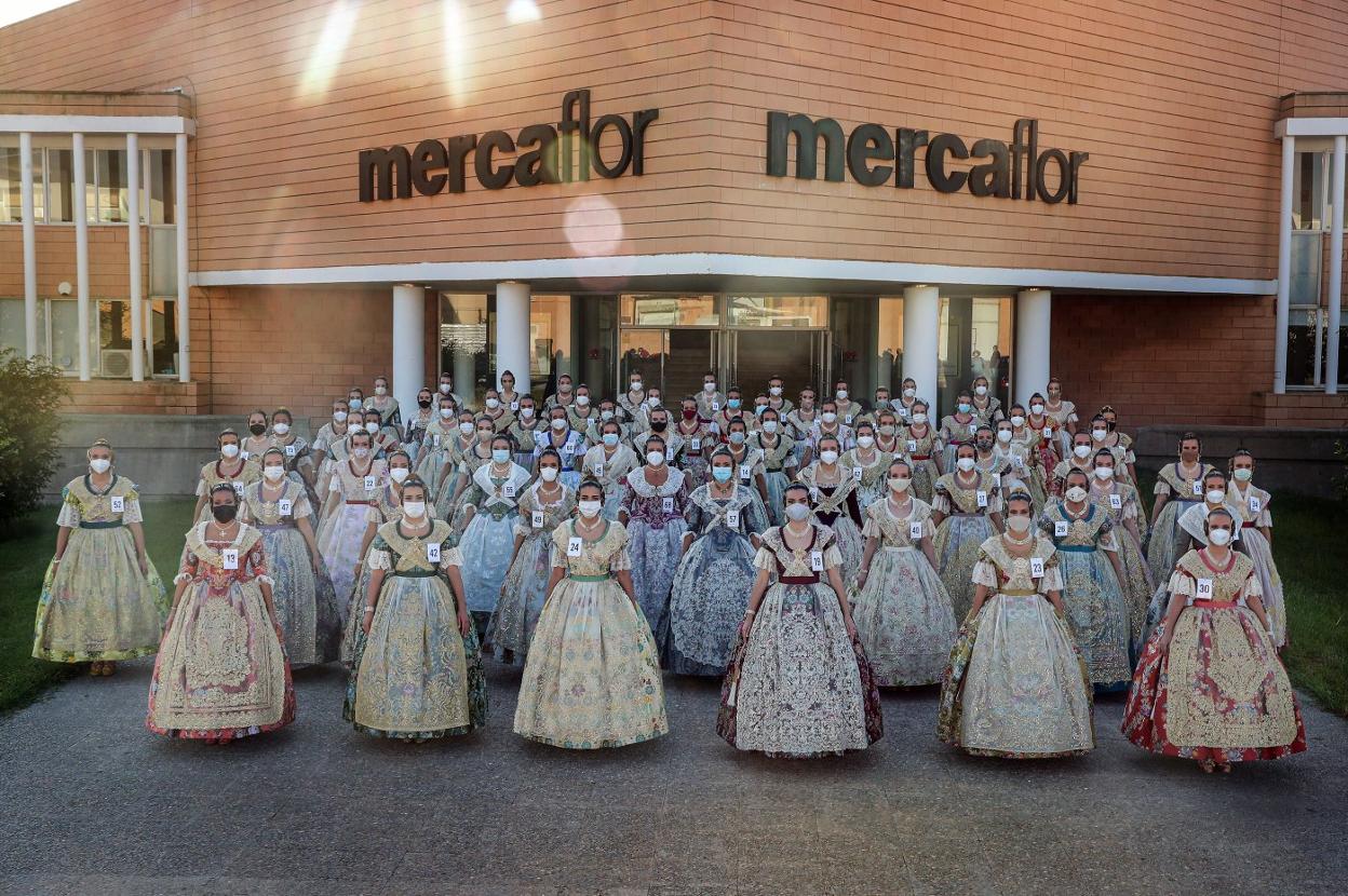 Foto de familia de las candidatas a la corte mayor, ayer por la mañana en Mercaflor. armando romero/JCF