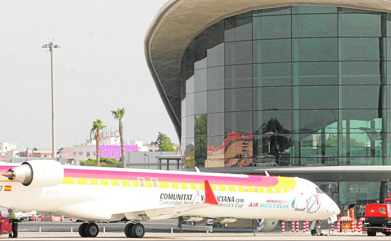 Un avión de Air Nostrum en el aeropuerto de Manises. 