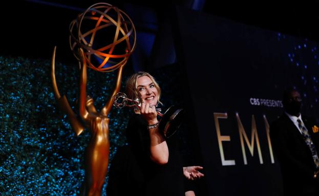 Kate Winslet se llevó el Emmy a la mejor actriz de miniserie.