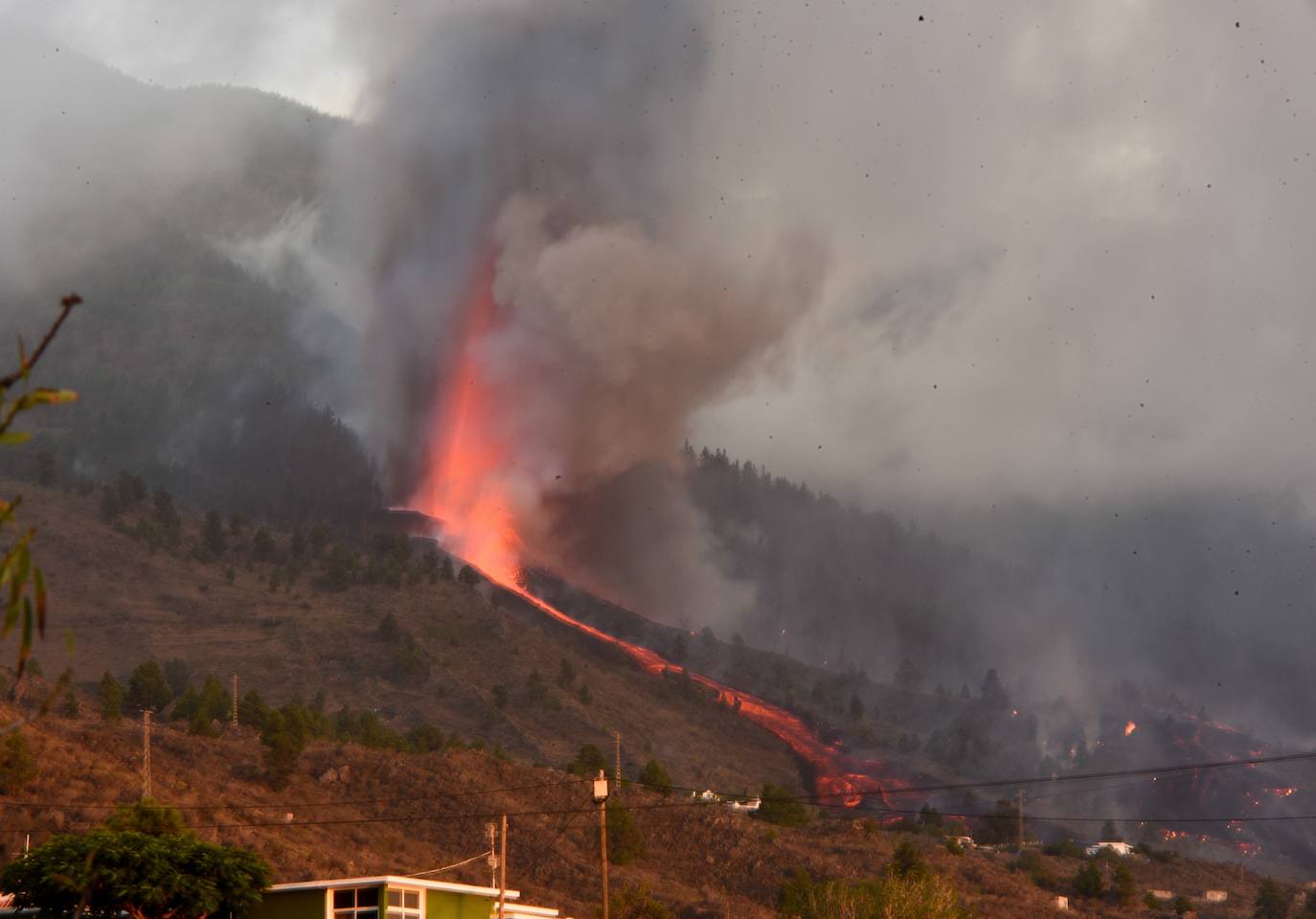 La ladera se llena de lava y miles de vecinos han sido desalojados