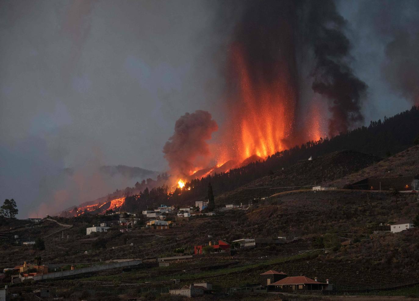 La ladera se llena de lava y miles de vecinos han sido desalojados