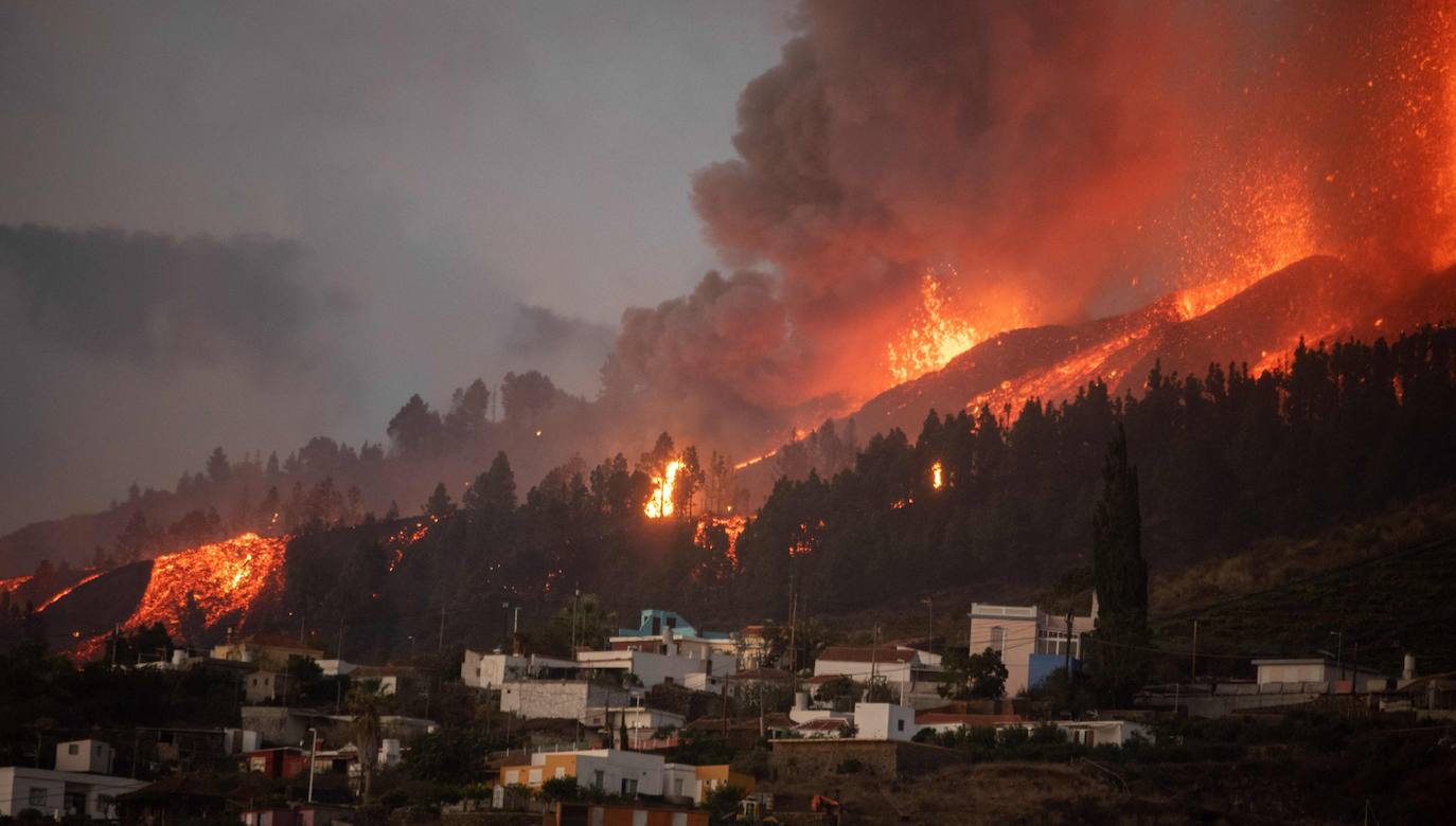 La ladera se llena de lava y miles de vecinos han sido desalojados