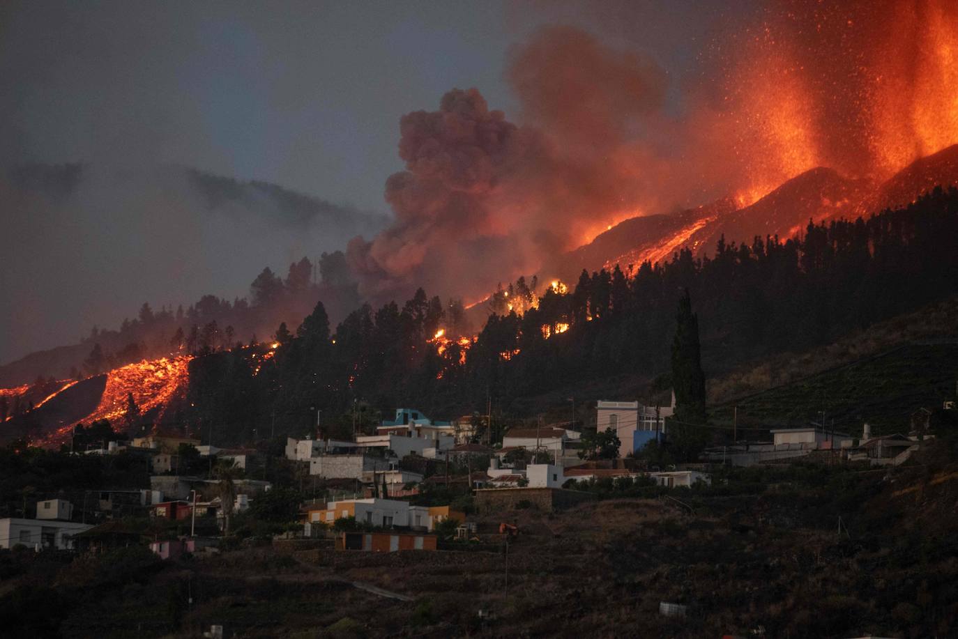 La ladera se llena de lava y miles de vecinos han sido desalojados