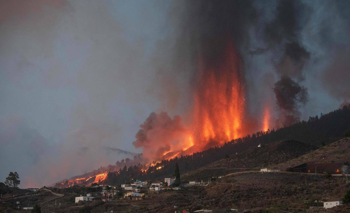 La ladera se llena de lava y miles de vecinos han sido desalojados