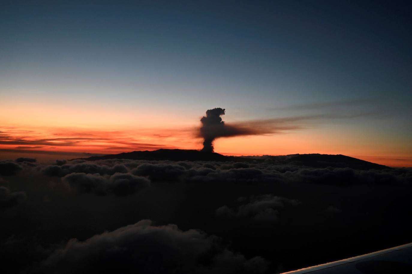 La ladera se llena de lava y miles de vecinos han sido desalojados