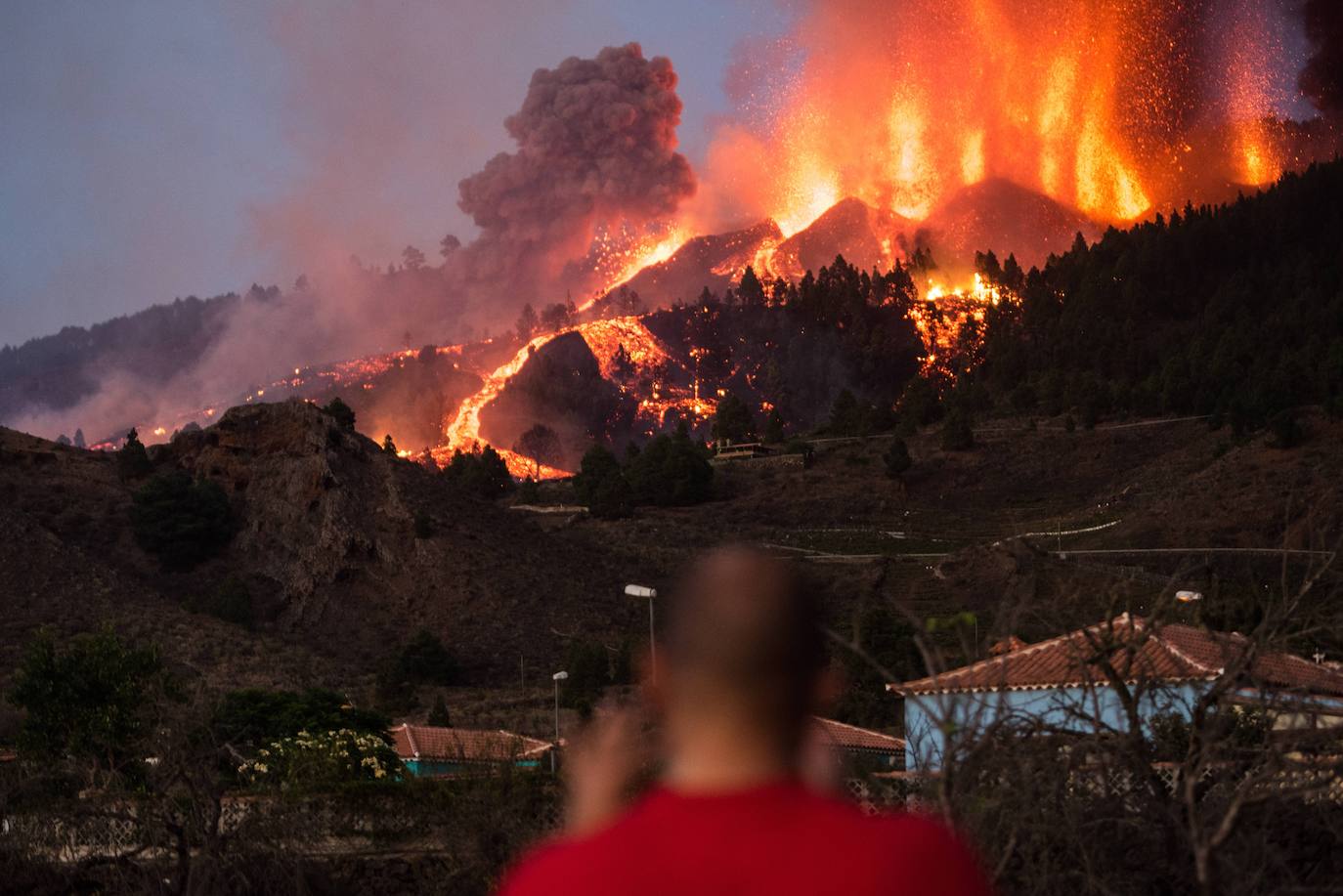 La ladera se llena de lava y miles de vecinos han sido desalojados