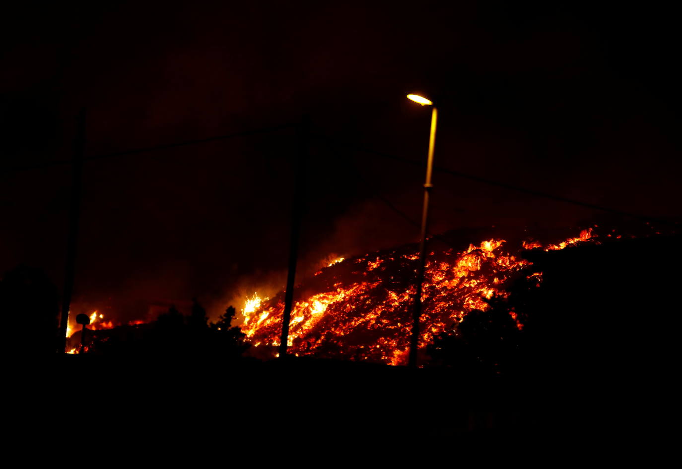 La ladera se llena de lava y miles de vecinos han sido desalojados