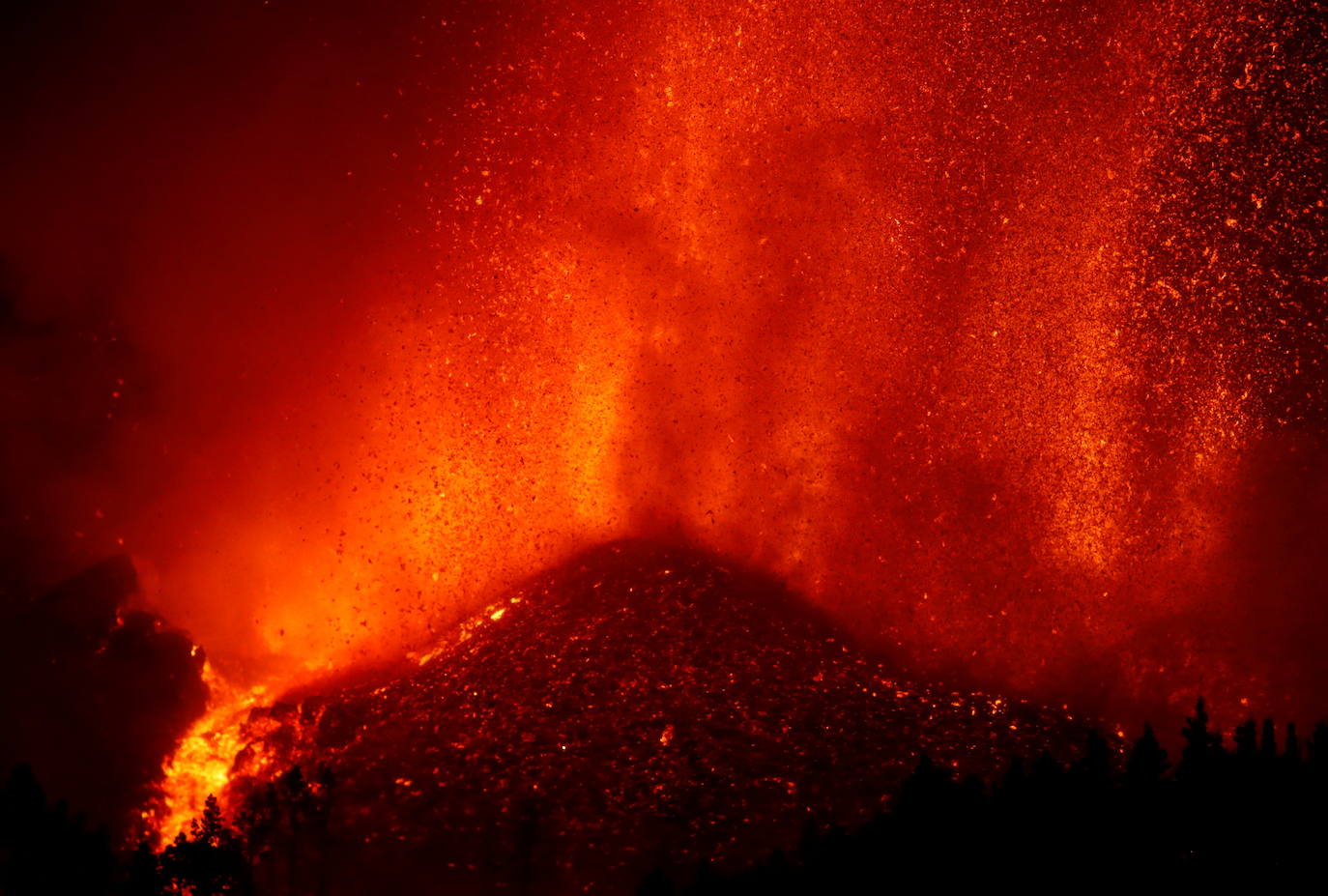 La ladera se llena de lava y miles de vecinos han sido desalojados