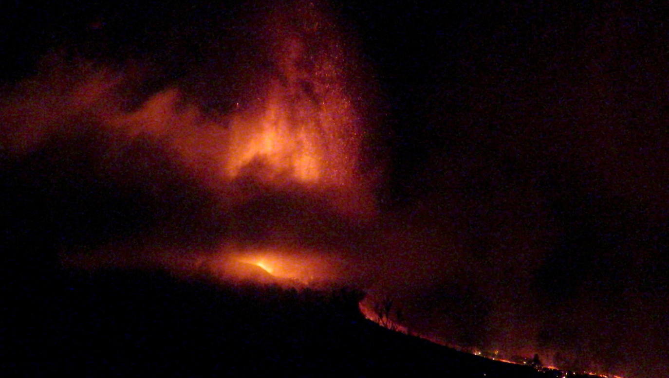 La ladera se llena de lava y miles de vecinos han sido desalojados